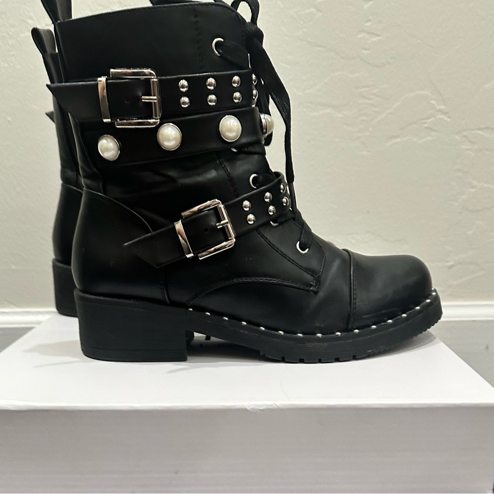 🔵 Black Studded Ankle Boots with Pearls